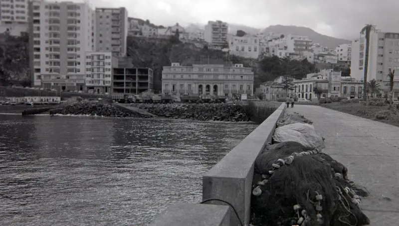 Muelle con aparejos de pesca.